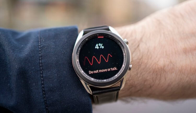 Измерение давления и часы. Galaxy Watch умеют измерять давление, и притом довольно точно. Правда, для этого их примерно раз в месяц нужно калибровать с обычным тонометром. Фото.