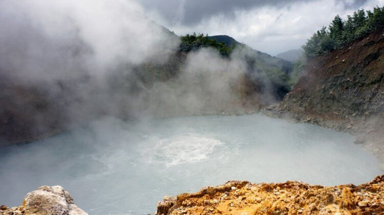 Озеро Бойлинг в Доминикане. Фотография кипящего озера Бойлинг. Фото.