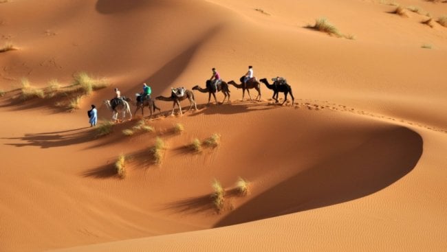 Какова толщина слоя песка в пустынях Земли. Фото.
