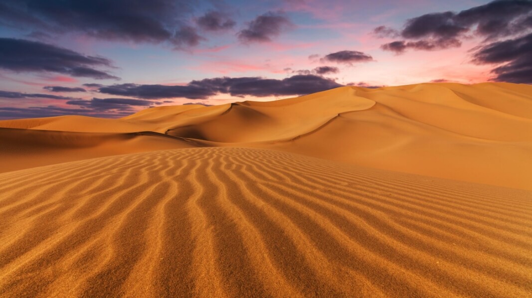 Какова толщина слоя песка в пустынях Земли