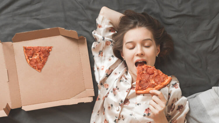Какие продукты нельзя есть перед сном? Чтобы дольше оставаться здоровым ужинать необходимо примерно за три часа до сна. Фото.