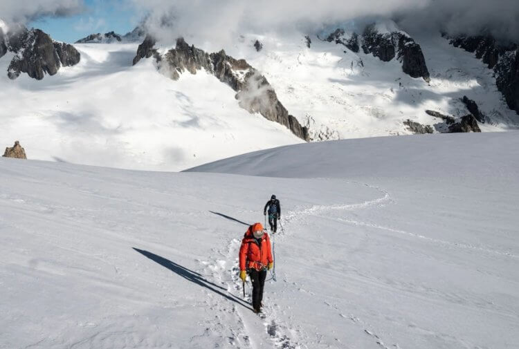 Кому угрожает опасность от растаявших ледников. Горные маршруты, которые еще недавно считались безопасными, теперь несут угрозу альпинистам. Фото.