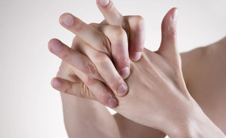 Нельзя хрустеть пальцами, иначе возникнет артрит. Хруст пальцами не приведет к артриту. Фото.