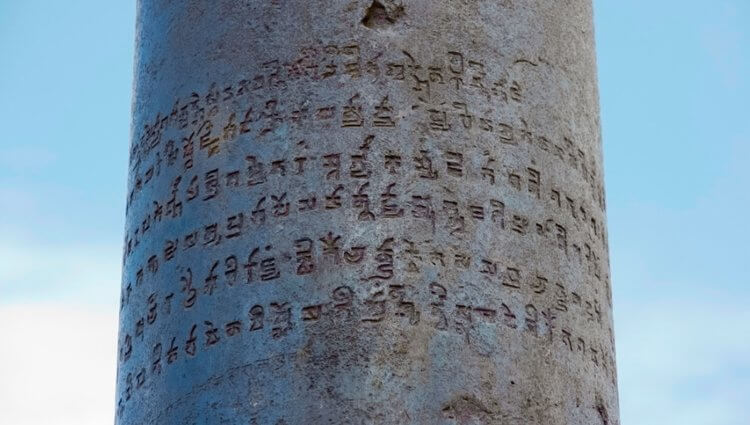 Железная колонна в Дели. Надписи на Кутубовой колонне. Фото.