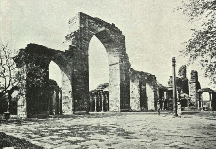 Железная колонна в Дели. Кутубова колонна в 1905 году. Фото.