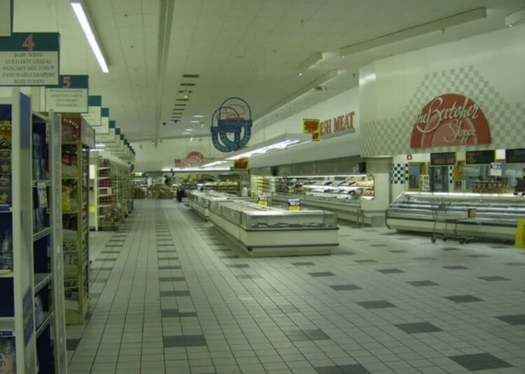 Почему лиминальные пространства пугают. Пустой магазин выглядит не очень комфортно, так ведь? Фото.