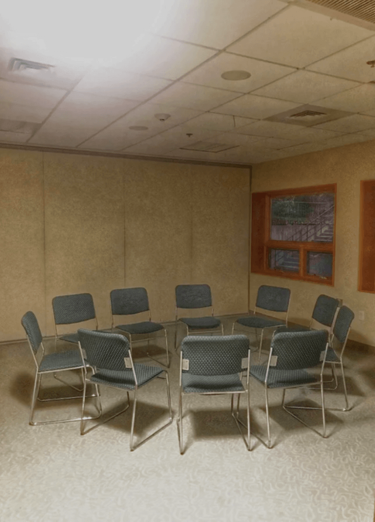 Почему лиминальные пространства пугают. Пустые стулья тоже могут сильно напрячь. Фото.