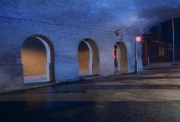Почему лиминальные пространства пугают. И даже в клипе Рика Эстли «Never Gonna Give You Up» есть лиминальное пространство. Фото.
