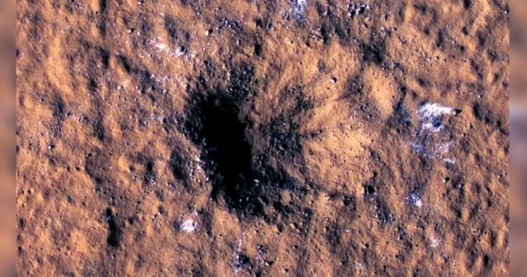 Упавший на Марс метеорит вызвал сильное землетрясение. Новый кратер на Марсе, снятый аппаратом Mars Reconnaissance Orbiter. Фото.