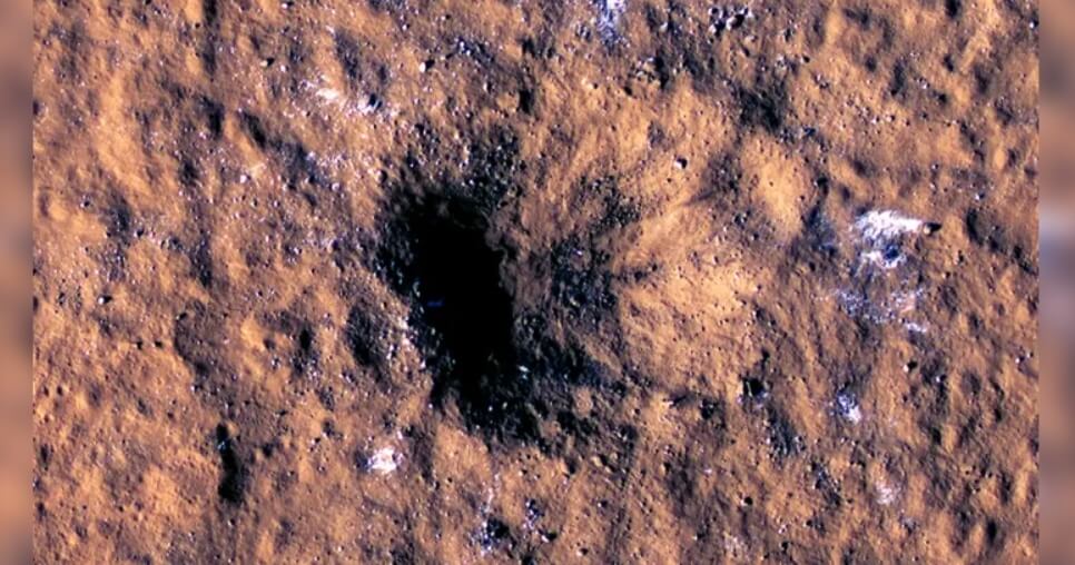 mars meteorite 1 1 lt;pgt;В 2021 году посадочный модуль InSight зафиксировал на Марсе землетрясение. Толчки на Красной планете происходят регулярно, но этот был особенным - датчики показали, что оно произошло где-то на поверхности. Недавно причина этого явления наконец-то была раскрыта. Оказалось, что год назад на Марс упал большой метеорит и вызвал сильный грохот, который и был записан исследовательским аппаратом NASA. По словам ученых, в результате столкновения образовался самый крупный кратер за всю историю наблюдений - на планете есть ударные образования побольше, однако они возникли во времена, когда ученые не настолько тщательно изучали Марс. Но это еще не все, потому что упавший метеорит позволил ученым совершить несколько важных для науки открытий.