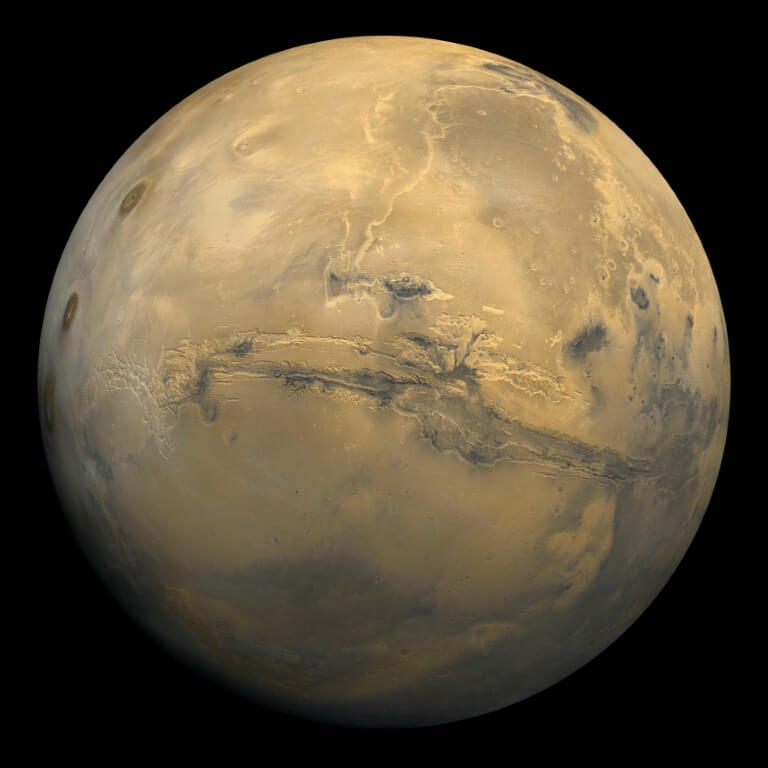 mars meteorite 5 1 lt;pgt;В 2021 году посадочный модуль InSight зафиксировал на Марсе землетрясение. Толчки на Красной планете происходят регулярно, но этот был особенным - датчики показали, что оно произошло где-то на поверхности. Недавно причина этого явления наконец-то была раскрыта. Оказалось, что год назад на Марс упал большой метеорит и вызвал сильный грохот, который и был записан исследовательским аппаратом NASA. По словам ученых, в результате столкновения образовался самый крупный кратер за всю историю наблюдений - на планете есть ударные образования побольше, однако они возникли во времена, когда ученые не настолько тщательно изучали Марс. Но это еще не все, потому что упавший метеорит позволил ученым совершить несколько важных для науки открытий.