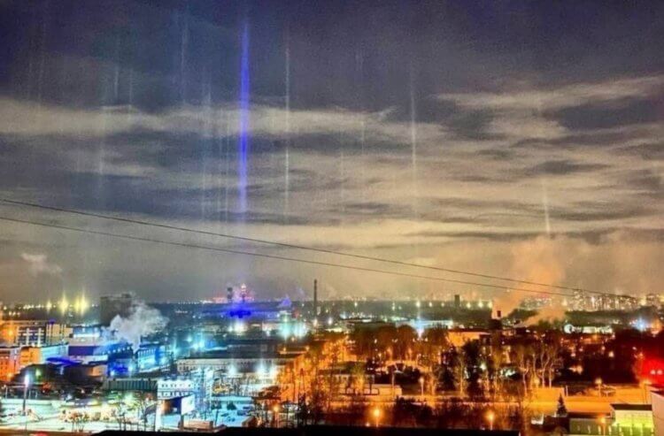 Светящиеся столбы на небе. Источник фотографии: телеграм-канал Пул N3. Фото.