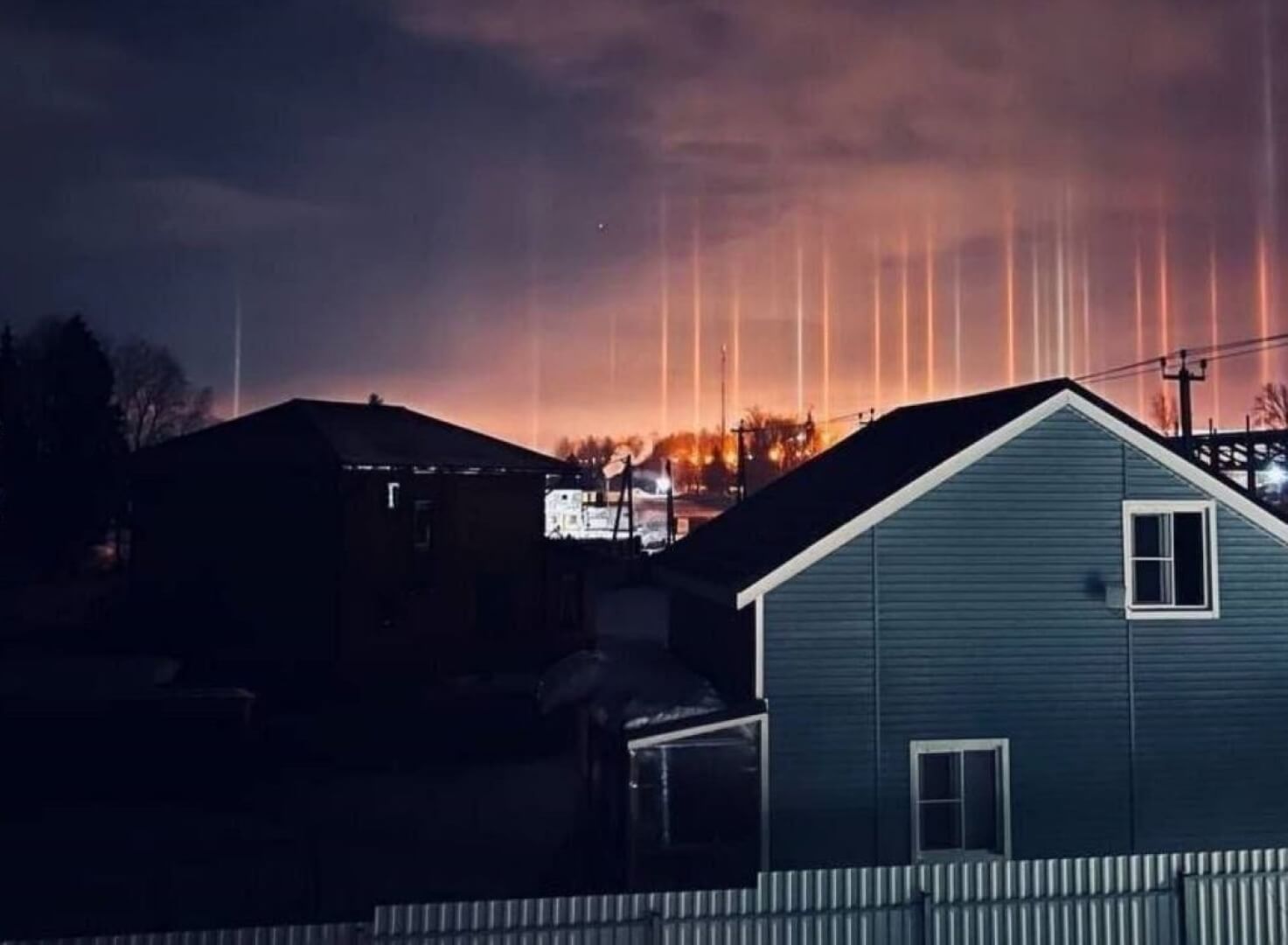Светящиеся столбы на небе. Источник фотографии: телеграм-канал Пул N3. Фото.