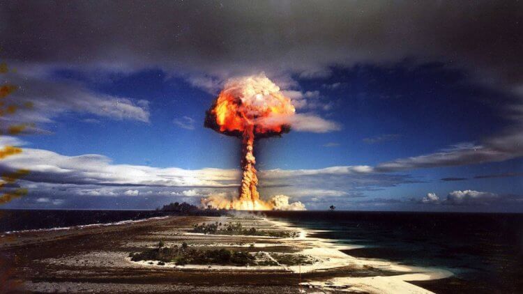 Ядерный взрыв. У ядерного взрыва три механизма поражения: ударная волна, вспышка видимого и инфракрасного излучения, а также гамма-излучение. Фото.