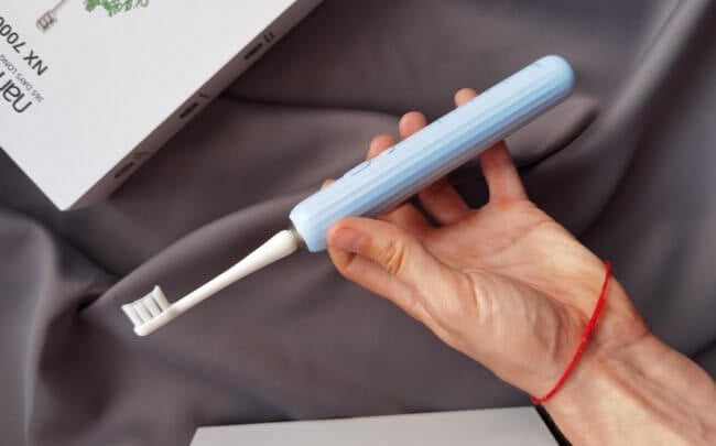 Чем чистить зубы? Это правильная зубная щётка от Xiaomi со скидкой, которую не надо заряжать целый год. Фото.