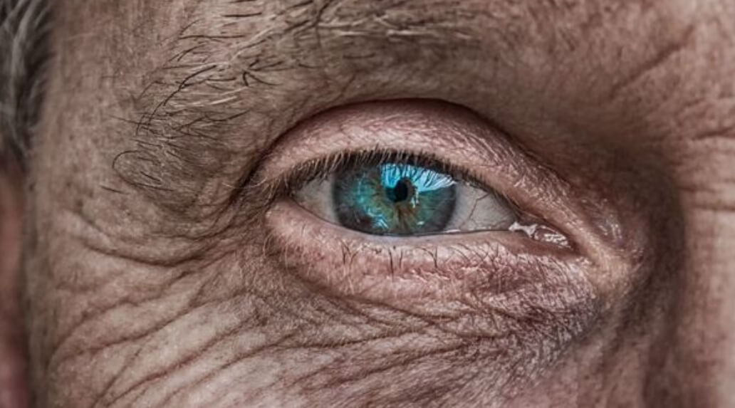 Ученые выяснили, почему пожилые люди странно пахнут