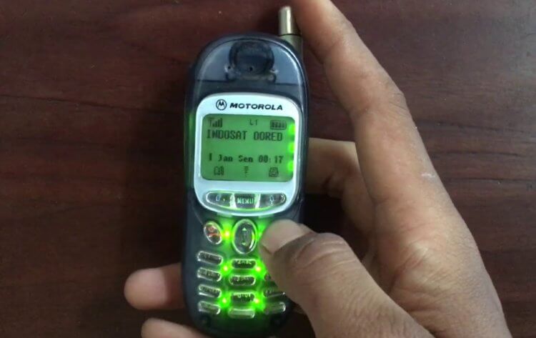 Первые мобильные телефоны в России. Телефон Motorola T190. Фото.
