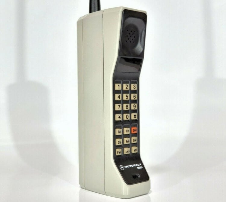 Первые мобильные телефоны в России. Телефон Motorola DynaTAC вряд ли сможет вызвать у вас приступ ностальгии. Фото.