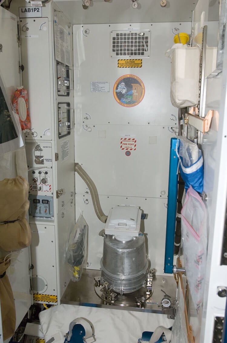 Откуда берется вода на МКС. На МКС несколько туалетов. Так выглядит санузел в модуле «Спокойствие». Фото.
