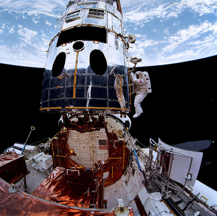 Ремонт телескопа «Хаббл». Члены экипажа STS-61 готовятся к установке новой широкоугольной и планетарной камеры. Фото.