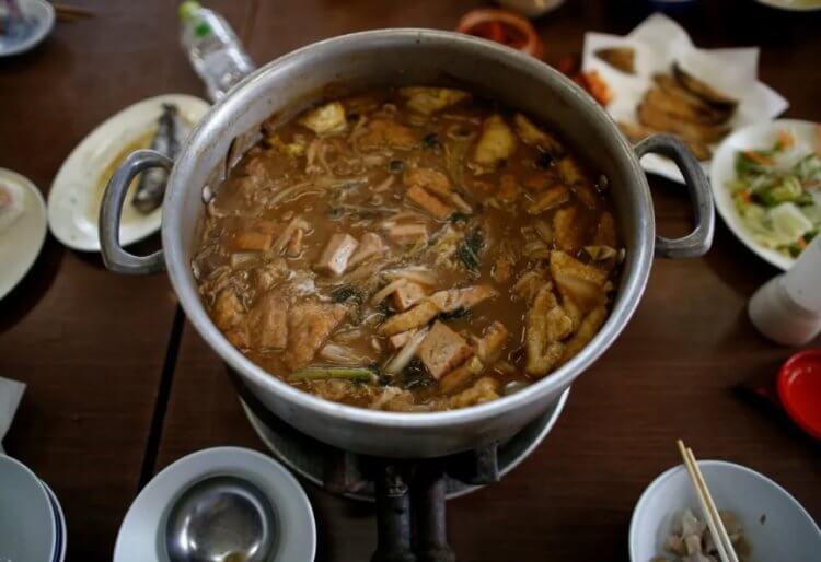 Диета и традиции сумоистов. У супа Тянконабэ нет определенного рецепта, в ход идет почти все, что есть в распоряжении повара. Фото.