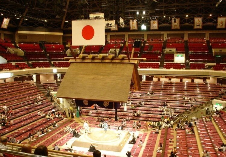 Где происходят поединки сумо. Рёгоку Кокугикан внутри. Фото.
