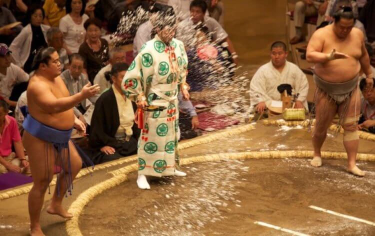 Где происходят поединки сумо. Перед тем, как войти в дохё, сумоисты кидают на него соль, чтобы прогнать злых духов. Фото.