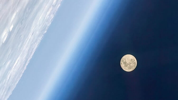 Новые фотографии Земли. Полная Луна рядом с Землей. Фото.