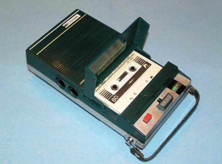 Самый первый кассетный плеер СССР. Плеер «Спутник-401» со вставленной кассетой. Фото.