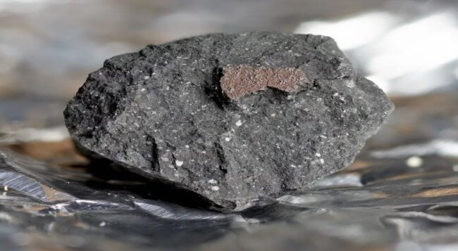 Метеорит возрастом 4,6 миллиарда лет может рассказать о происхождении воды на Земле. Фото.