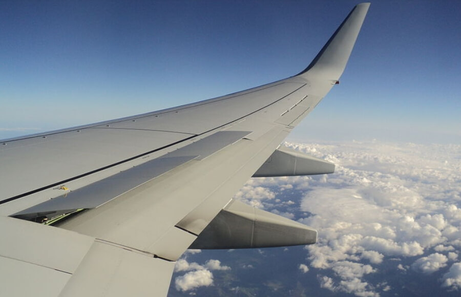 Что такое спойлеры самолета. Спойлер самолета представляет собой панель, которая уменьшает подъемную тягу. Фото.