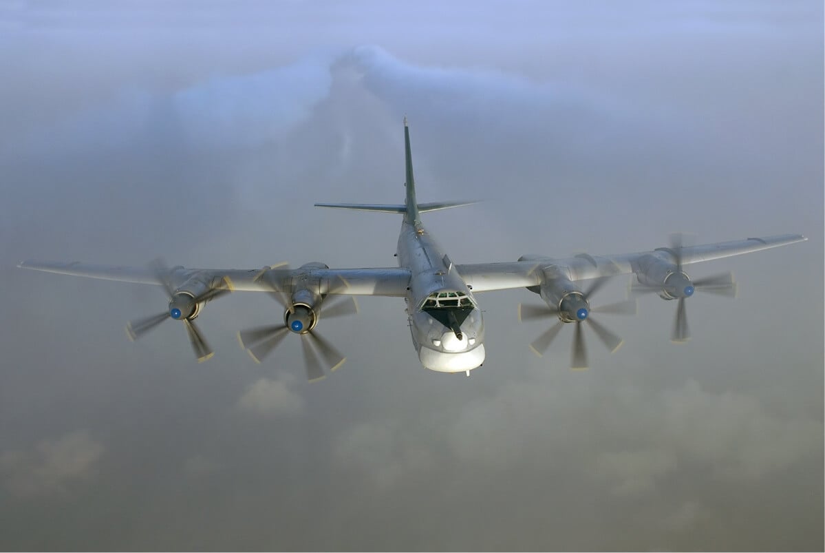 Что такое “эффект запирания” и почему он возникает. Бомбардировщик Ту-95 — самый скоростной в мире винтовой самолет. Фото.
