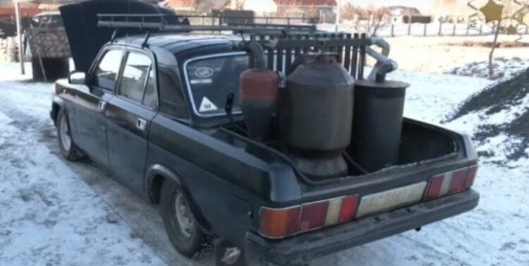 Какие автомобили можно заправлять маслом. Автомобили могут ездить даже на дровах, как эта Волга. Фото.