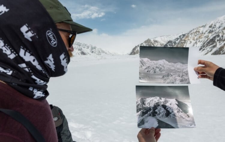 В горах Канады найден «тайник» альпиниста с историческими фотографиями. В поиске «тайника» исследователям помогли архивные фотографии Брэдфорда Уошберна. Фото.