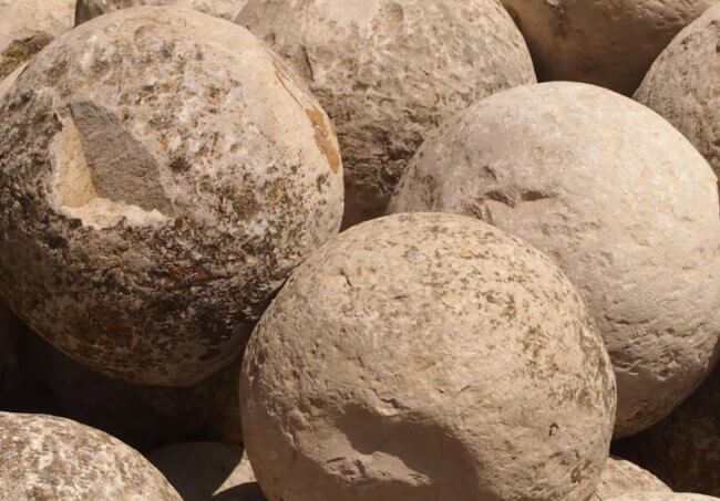 Ученые разгадали тайну каменных шаров, найденных на греческих островах. Фото.