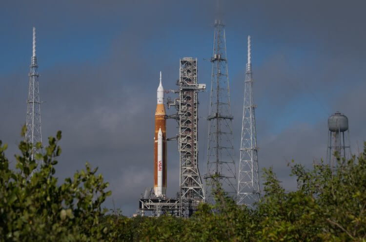 Начало миссии «Артемида 1». Ракета-носитель Space Launch System (SLS). Фото.