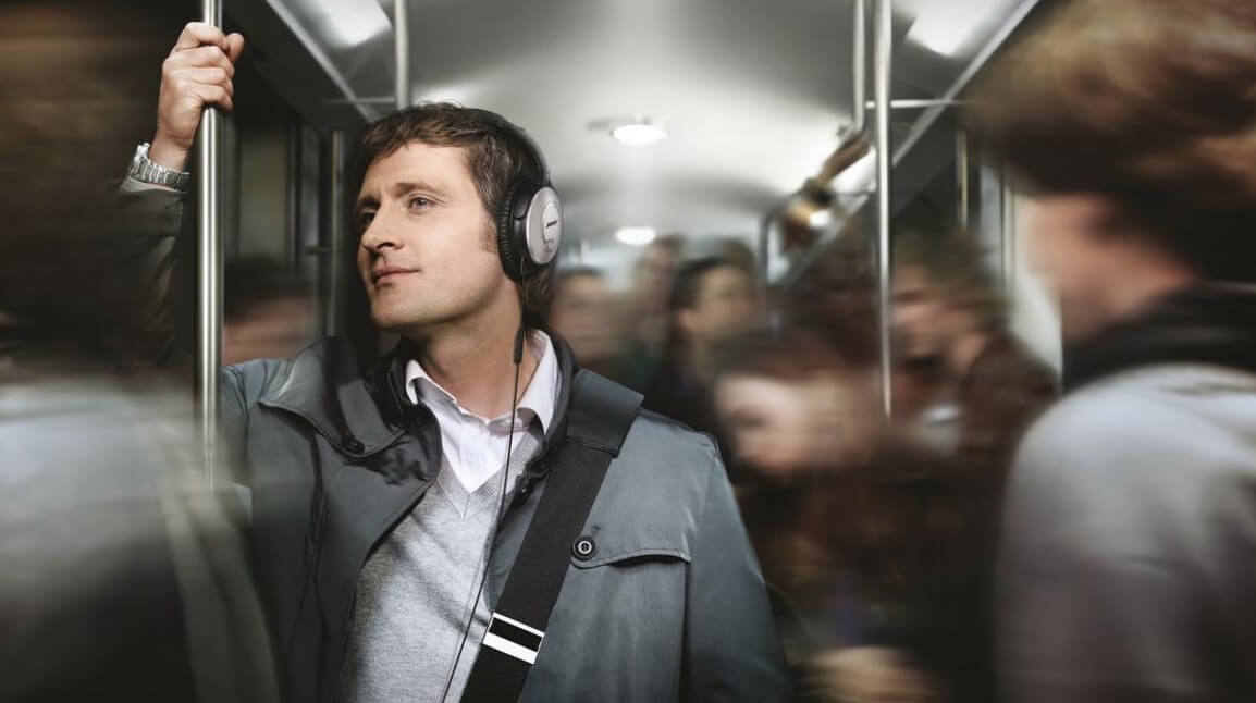 Как наушники влияют на слух человека. Многие люди слушают музыку в наушниках, выкручивая громкость на максимум. Фото.