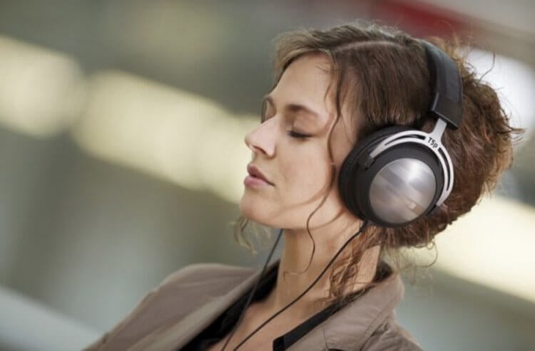 Опасность громкого прослушивания музыки в наушниках