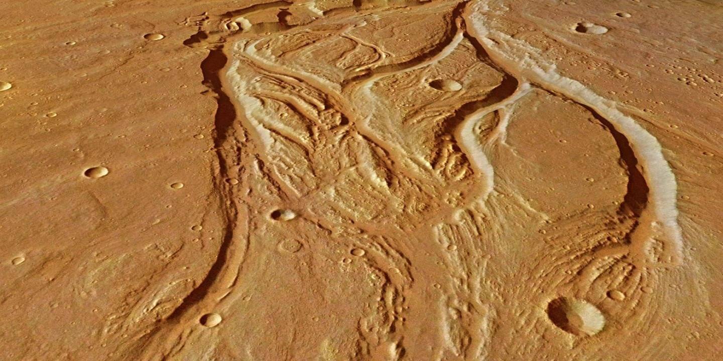 Новые подробности о жизни на Марсе. На поверхности Марса много следов рек. Фото.