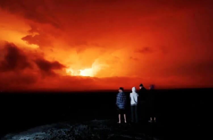 Фотографии извержения вулкана Мауна-Лоа. Люди смотря на извержение вулкана в Гавайях 28 ноября 2022 года. Фото.
