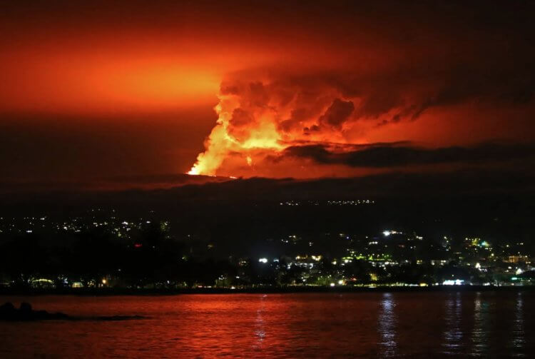 Фотографии извержения вулкана Мауна-Лоа. Извержение вулкана на фоне гавайского города. Фото.