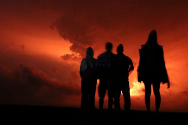 Извержение самого большого вулкана Мауна-Лоа в 2022 году: как это выглядит на фотографиях. Фото.