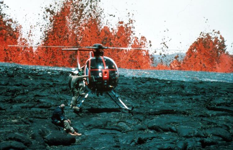 Извержение вулкана Мауна-Лоа в 1984 году. Вертолет на вершине извергающегося вулкана Мауна-Лоа. Фото.