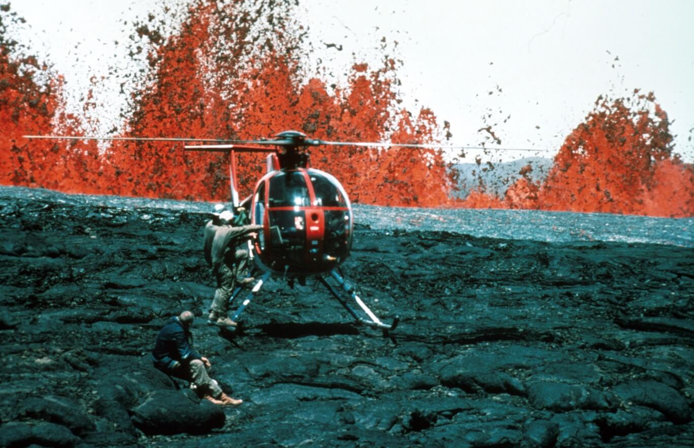 Извержение вулкана Мауна-Лоа в 1984 году. Вертолет на вершине извергающегося вулкана Мауна-Лоа. Фото.