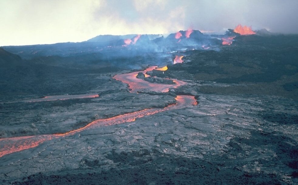 Извержение вулкана Мауна-Лоа в 1984 году. Вулкан Мауна-Лоа в 1984 году. Фото.