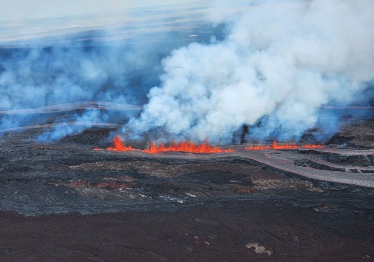 Извержение вулкана Мауна-Лоа в 2022 году. Лава, вырывающаяся из трещин вулкана Мауна-Лоа. Фото.