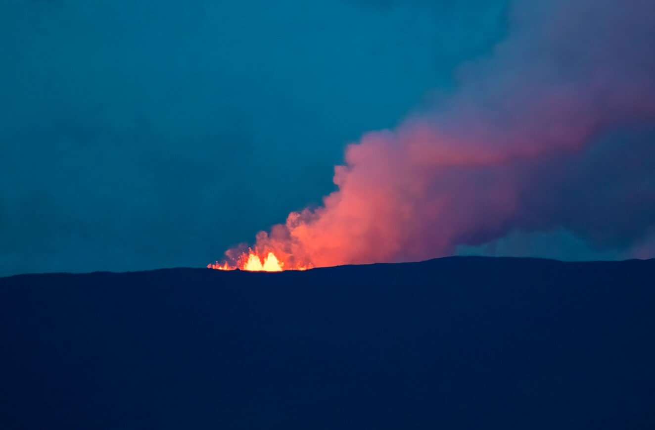 Извержение вулкана Мауна-Лоа в 2022 году. Вид на извержение вулкана Мауна-Лоа ночью. Фото.