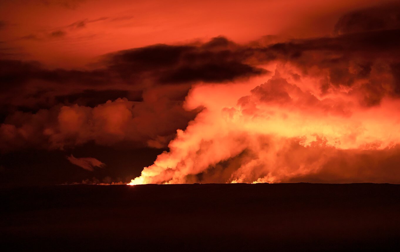 Извержение вулкана Мауна-Лоа в 2022 году. В ночи извержение вулкана Мауна-Лоа выглядит устрашающе. Фото.