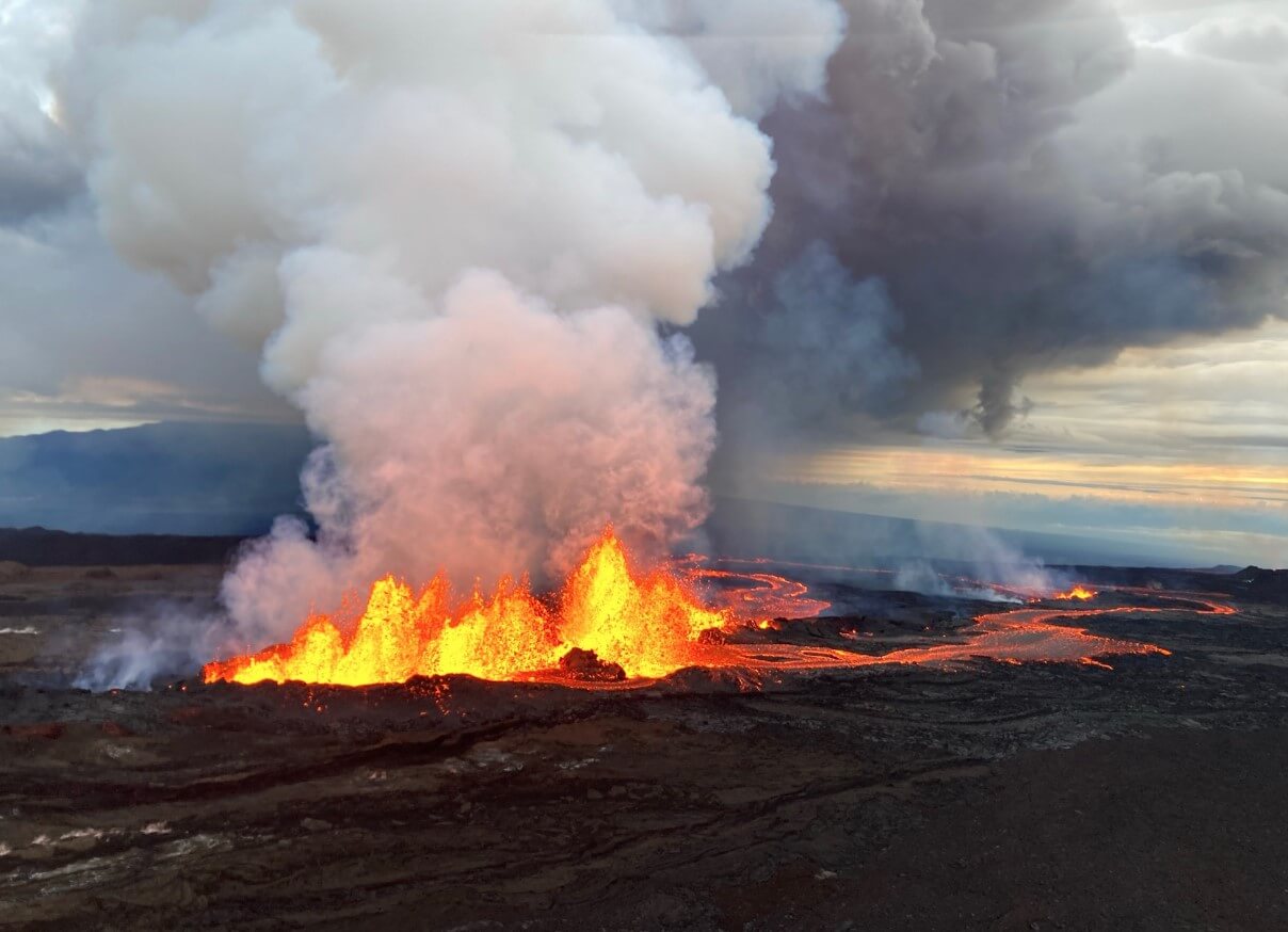 Фотографии извержения вулкана Мауна-Лоа. Вряд ли кому-то захочется оказаться рядом с трещиной на вулкане. Фото.