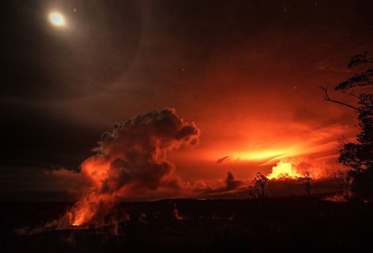 Фотографии извержения вулкана Мауна-Лоа. А происходящее на этом снимке выглядит как конец света. Фото.